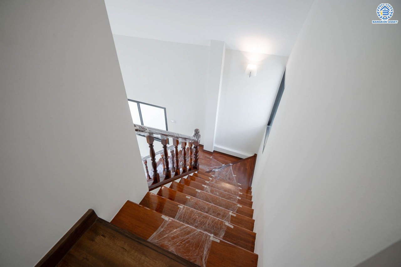 บ้านมือสองตกแต่งใหม่ โครงการ กฤษดานคร16-17 บรมราชชนนี-พุทธมณฑลสาย3 เนื้อที่ 60 ตร.ว. ฟังก์ชัน 3 ห้องนอน 3 ห้องน้ำ 1 ห้องอเนกประสงค์ จอดรถได้ 1 คัน บนทำเลศักยภาพ เชื่อมต่อเมืองอย่างรวดเร็ว ใกล้ทางคู่ขนานลอยฟ้าบรมราชชนนี ม.มหิดล และเซ็นทรัลศาลายา